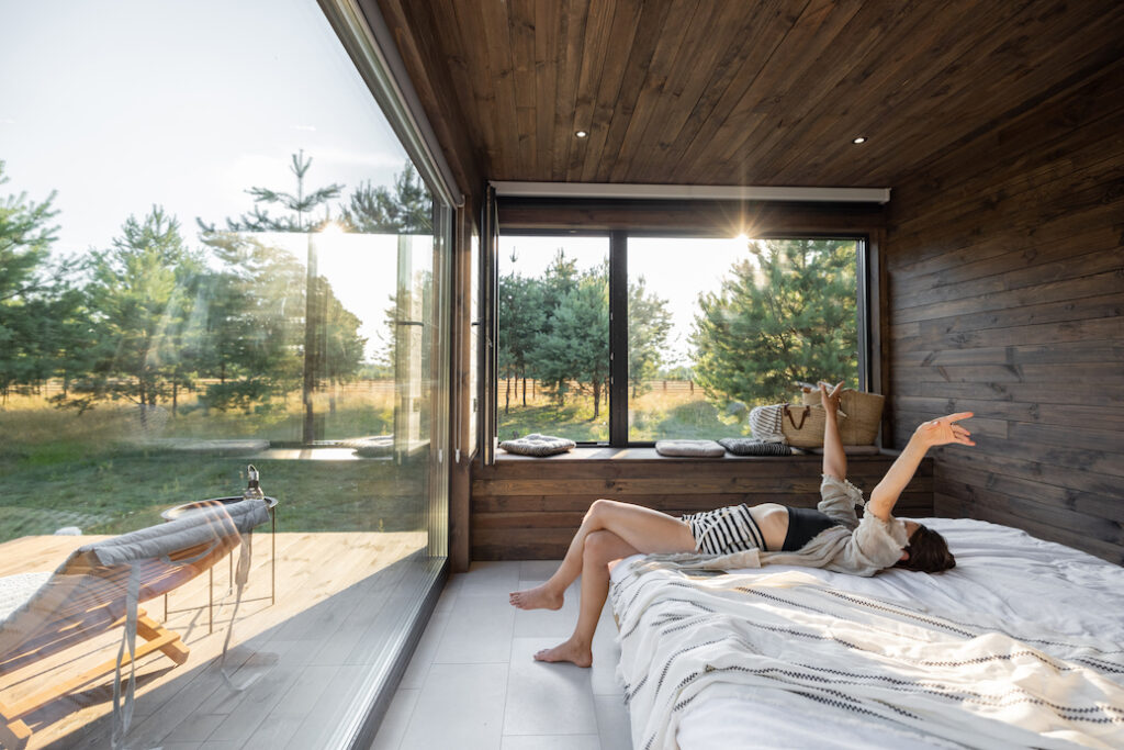 Mujer despertando en cabaña en el campo | Design Center Furniture | Diseño de Interior